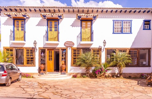 Tiradentes House | Discover Pouso Tiradentes: Family-Friendly with Pool & Hot Tub
