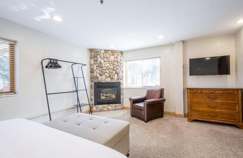 Salt Lake Mountain Resorts Ski Chalet | Brighton Chalet: Powder Hound 1 Bedroom Retreat Awaits