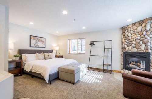 Salt Lake Mountain Resorts Ski Chalet | Brighton Chalet: Powder Hound 1 Bedroom Retreat Awaits