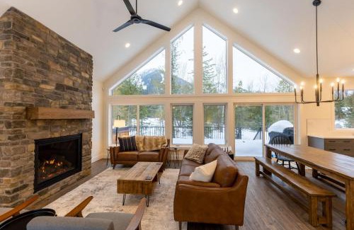 East Kootenay House | Experience Powder House Chalet with Hot Tub & Family-Friendly Fun