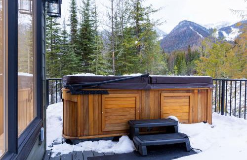 East Kootenay House | Experience Powder House Chalet with Hot Tub & Family-Friendly Fun