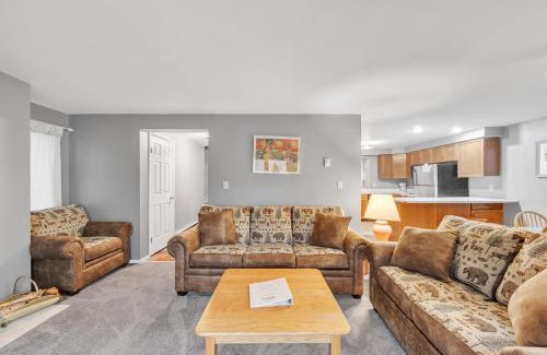 North Creek House | Powder Pass 11J - Cozy End Unit Retreat