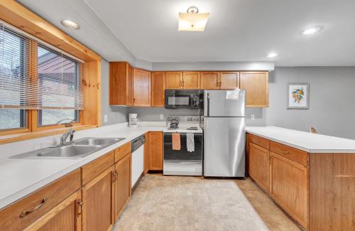 North Creek House | Powder Pass 11J - Cozy End Unit Retreat