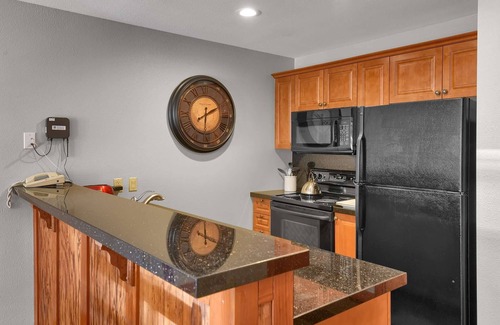 Salt Lake Mountain Resorts Condo | Cozy Powder Stash Condo: Ski-In/Ski-Out with Pool & Spa