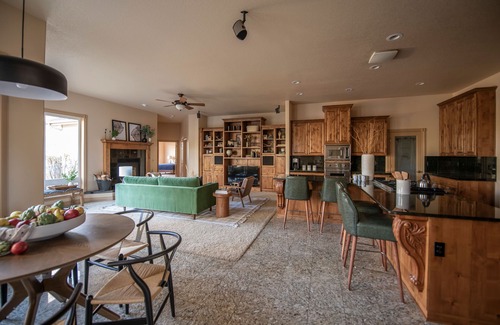 Old Farm District House | Powell by AvantStay | Secluded Retreat with Hot Tub & Pool