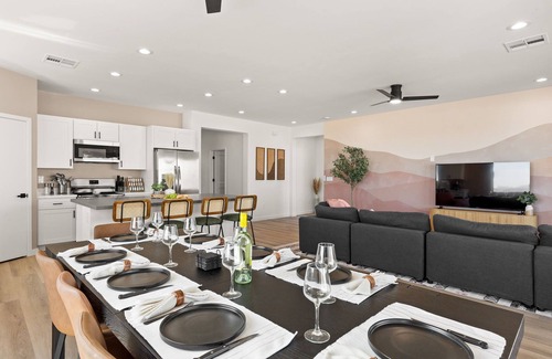 Greenehaven House | Powell's Edge Retreat - Hot tub+ Boat Garage + Home Gym + Lake Views + Sleeps 20