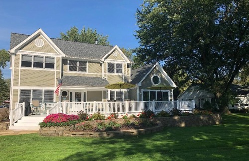 Powers Lake House | Premier Retreat at Powers Lake with Pool & Spa Amenities