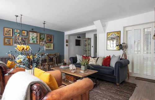 Colville Apartment | Discover Powis Square II: Family-Friendly Retreat with Spa