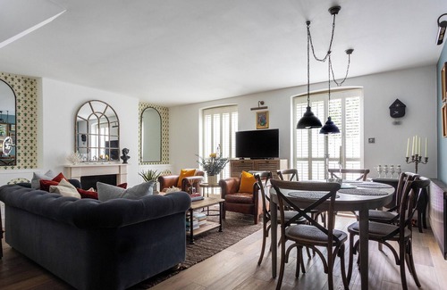 Colville Apartment | Discover Powis Square II: Family-Friendly Retreat with Spa