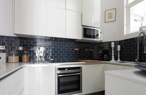 Colville Apartment | Discover Powis Square II: Family-Friendly Retreat with Spa