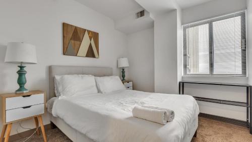 Downtown Harrisburg Apartment | Modern Corporate Getaway with Pool and Gym Amenities