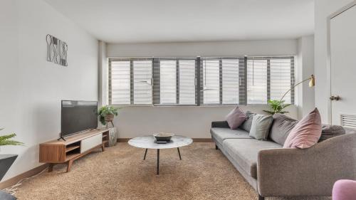 Downtown Harrisburg Apartment | Modern Corporate Getaway with Pool and Gym Amenities
