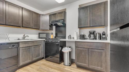Downtown Harrisburg Apartment | Modern Corporate Getaway with Pool and Gym Amenities