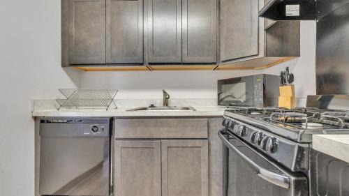 Downtown Harrisburg Apartment | Modern Corporate Getaway with Pool and Gym Amenities