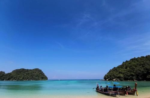 Ko Phi Phi Resort | Enjoy Oceanfront Bliss at PP Red Tuna Hut Retreat