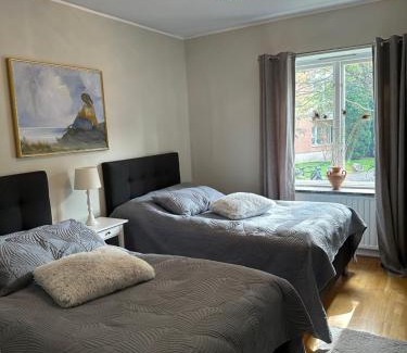 Karlstad Apartment | Inviting Pråmkanalens Pensionat: Family-Friendly Getaway