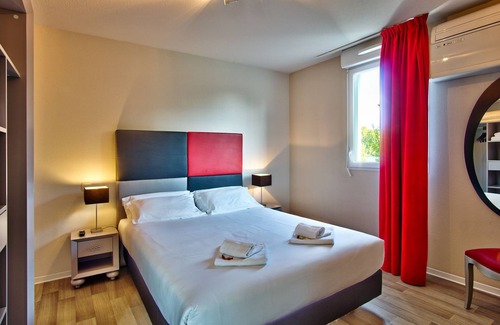 Lahonce Hotel | Convenient Airport Access | Cozy Room with Parking & Wifi