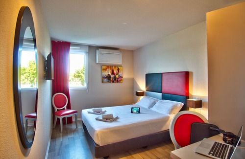 Lahonce Hotel | Convenient Airport Access | Cozy Room with Parking & Wifi