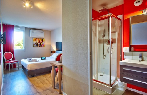Lahonce Hotel | Convenient Airport Access | Cozy Room with Parking & Wifi
