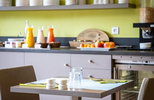 9th Arrondissement Apartment | Cozy Room Near Gare de Vaise Metro with Free WiFi