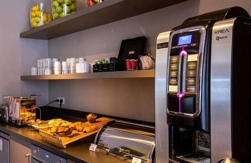 9th Arrondissement Apartment | Cozy Room Near Gare de Vaise Metro with Free WiFi