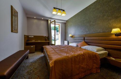 Alsopeteny House | Elegant Prónay-kastély with Ocean View & Hot Tub Amenities