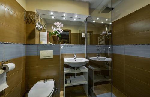 Alsopeteny House | Elegant Prónay-kastély with Ocean View & Hot Tub Amenities