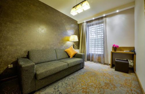 Alsopeteny House | Elegant Prónay-kastély with Ocean View & Hot Tub Amenities