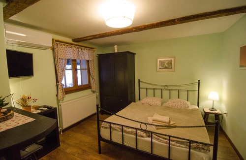 Dovje Bed & Breakfast | Pet-Friendly Retreat at pr' Drašlerju with Breakfast