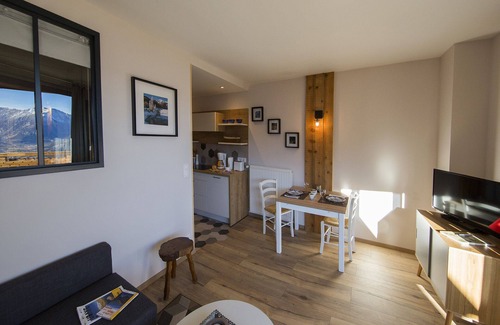 Pra Loup Apartment | Panoramic View Retreat: Pra Loup 1600 T2 Steps from Slopes