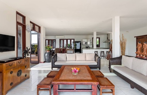 Patong Villa | Relaxing 5-Bedroom Villa with Ocean View in Patong Beach