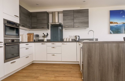 Praa Sands Cottage | Praa Waves: Family-Friendly Holiday Cottage with Ocean View
