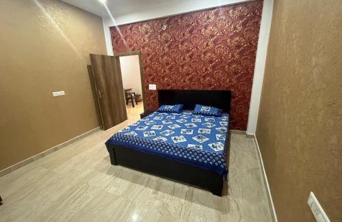Govardhan House | Cozy Prabhu Sadan Home Stay: Rated 9.1 with Breakfast & Kitchen