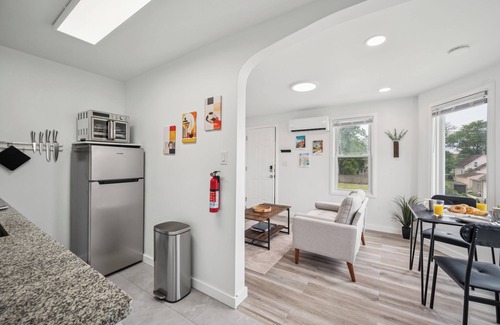 River Rouge Apartment | Practical Living - only 15min. drive from Detroit center w/o the downtown price!