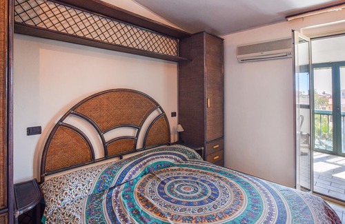 Le Castella Apartment | Practical vacation apartment just a few steps from the beach, in the heart of Le Castella.