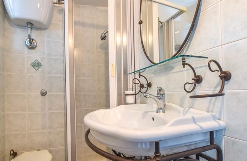 Le Castella Apartment | Practical vacation apartment just a few steps from the beach, in the heart of Le Castella.