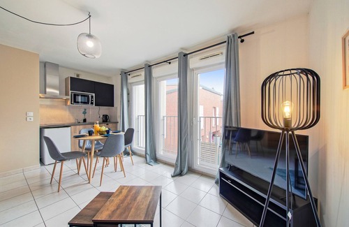Montevrain Apartment | Convenient Hotel Near Disneyland Paris with Free Parking