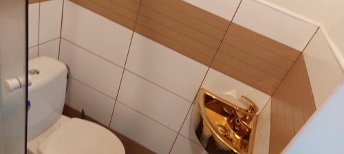Prague 12 House | Pet-Friendly Retreat: Explore Prague Retro Challenge Garden