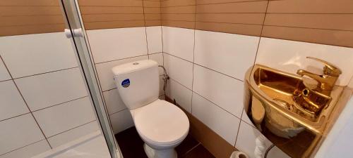Prague 12 House | Pet-Friendly Retreat: Explore Prague Retro Challenge Garden