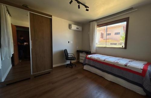 Ipitanga House | Relax at Praia de Ipitanga: Family-Friendly with Pool