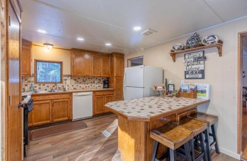 Rapid City House | Unforgettable Prairie Creek Cabin with Hot Tub Awaits