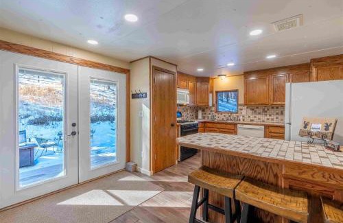 Rapid City House | Unforgettable Prairie Creek Cabin with Hot Tub Awaits