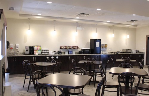 Macklin Hotel | Family-Friendly Prairie Moon Inn with Breakfast & Kitchen