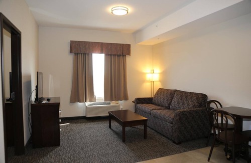 Macklin Hotel | Family-Friendly Prairie Moon Inn with Breakfast & Kitchen