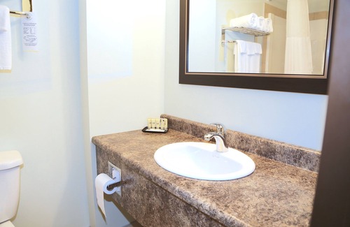 Macklin Hotel | Family-Friendly Prairie Moon Inn with Breakfast & Kitchen