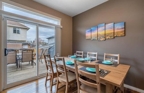 Sylvan Lake House | Comfortable Prairie Oasis for 16 with BBQ & Hot Tub