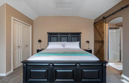 Sylvan Lake House | Comfortable Prairie Oasis for 16 with BBQ & Hot Tub