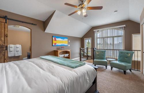 Sylvan Lake House | Comfortable Prairie Oasis for 16 with BBQ & Hot Tub