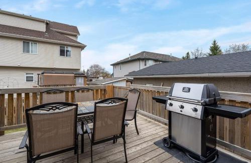 Sylvan Lake House | Comfortable Prairie Oasis for 16 with BBQ & Hot Tub