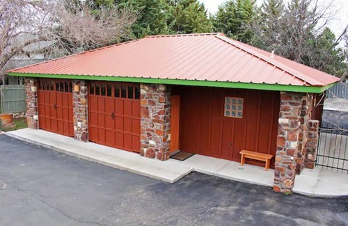 Alpine House | Prairie's Cottage at Sage Guesthouse: Family-Friendly Retreat